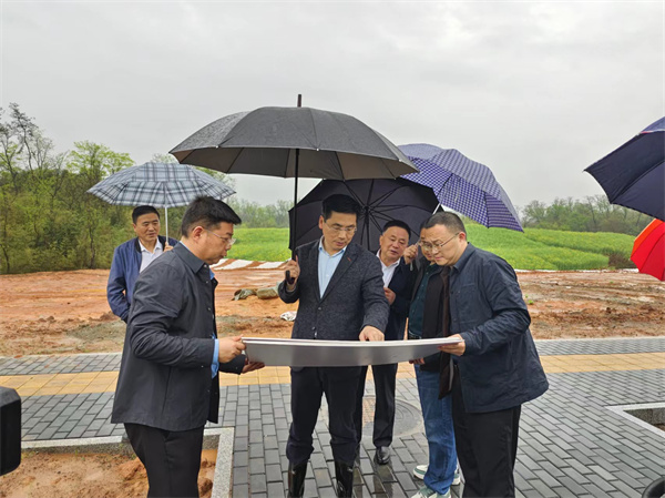 4月2日，洪董，潘總陪同王奇勇縣長一行調(diào)研重點項目1.jpg