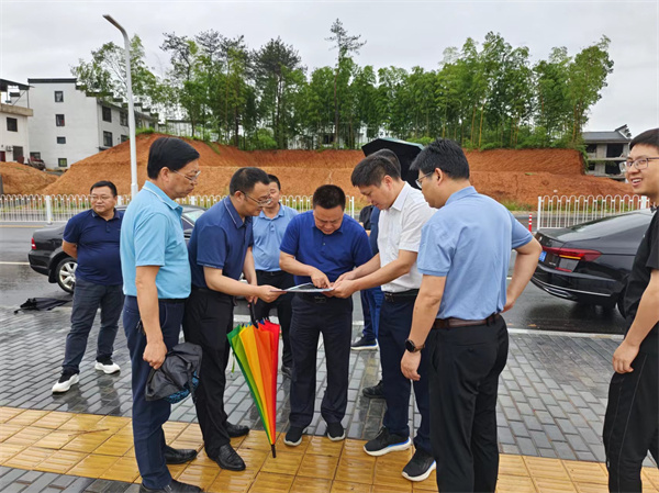 5月30日，洪董，余總陪同詹凱縣長(zhǎng)一行調(diào)研富豐新城路網(wǎng)工程項(xiàng)目.jpg