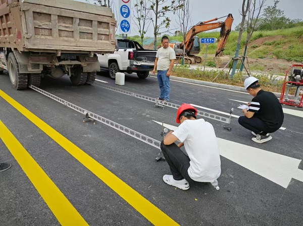 圖片“秋老虎”來(lái)襲，室外工程檢測(cè)不停歇.jpg