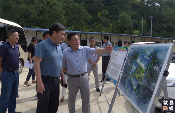 6月18日，縣委常委、常務副縣長吳志平帶隊先后來到城區(qū)備用飲用水源保護區(qū)治理工程、第三水廠及供水管網配套延伸工程、漁梁風貌整治提升工程、城區(qū)老舊管網提升項目、游泳館二期等重點項目建設現(xiàn)場，黃山徽投集團黨委書記、董事長洪筱明陪同。.png