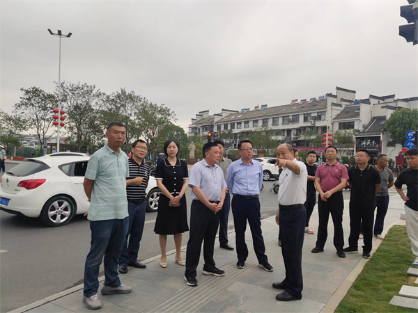 6月5日，洪董陪同汪凱書記一行調(diào)研古城公園提升改造項(xiàng)目.jpg